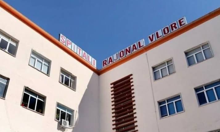 Ishte shtruar në spital, e moshuara hidhet nga kati i tretë dhe humb jetën
