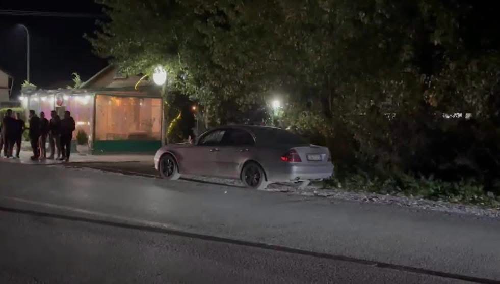 18-vjeçari doli në rrugë për të ndaluar makinat, u përplas për vdekje nga një tjetër makinë