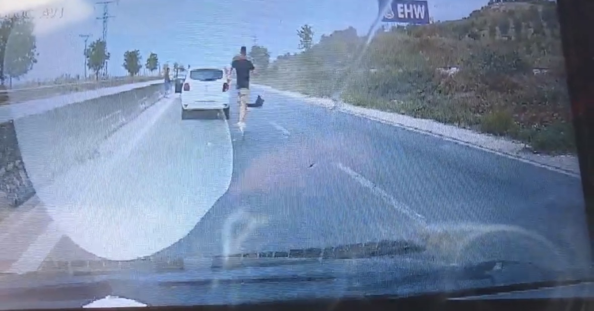 Çifti aksidentohet në rrugë, i riu zbret me vrap nga makina dhe u shkon në ndihmë