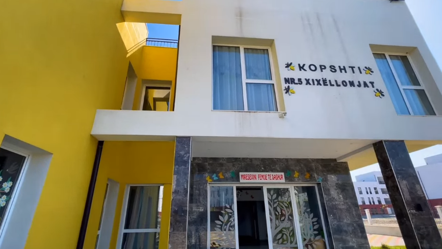Lapsa, bojëra e pjata plastike, lista me 18 materiale që u kërkohen fëmijëve në Valias