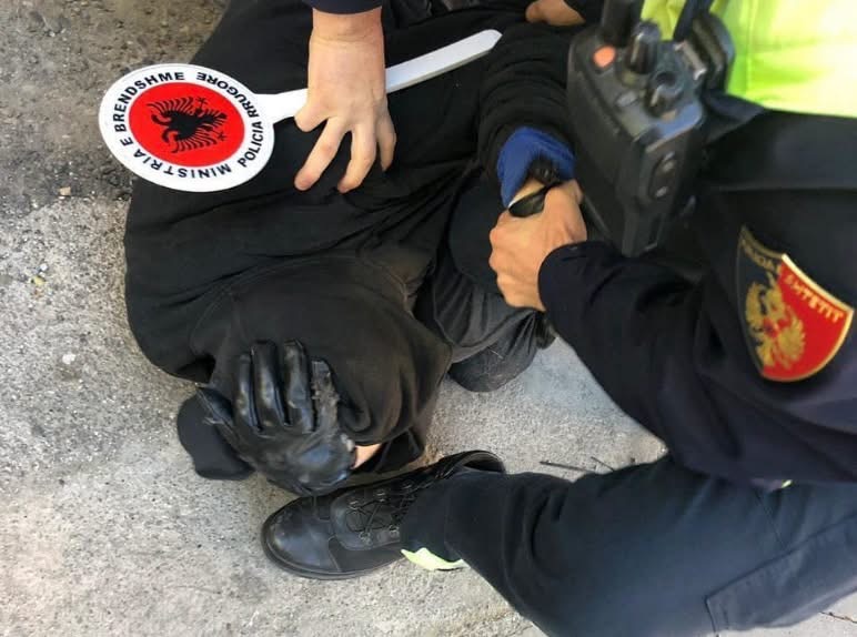 5 policë të maskuar dhe armatosur i hyjnë në shtëpi qytetarit dhe i vjedhin 30 mijë €