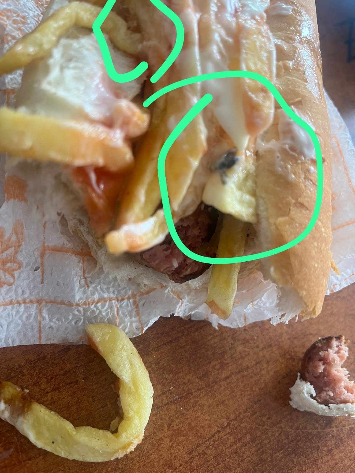 “Po helmohemi”, nxënësja gjen miza në hamburgerin e fast-foodit në Pirg