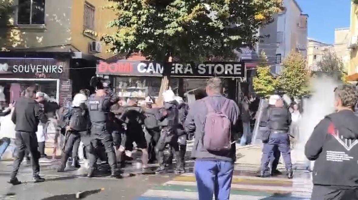 Përplasje të forta para Ministrisë, policia godet protestuesit dhe shoqëron disa të tjerë