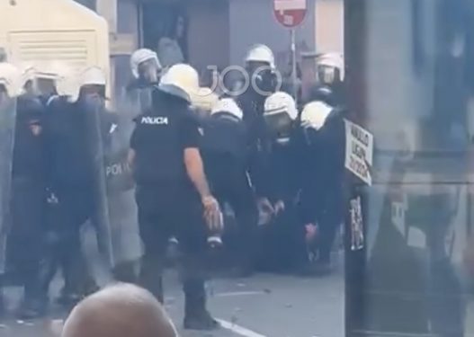 Policët ndjekin me vrap protestuesin dhe e tërheqin zvarrë në rrugë
