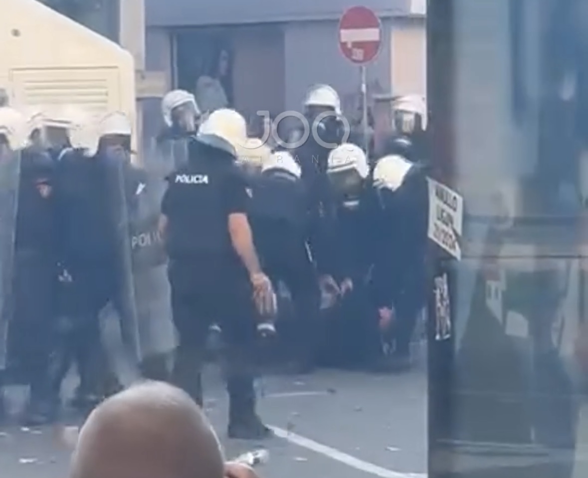 Policët ndjekin me vrap protestuesin dhe e tërheqin zvarrë në rrugë