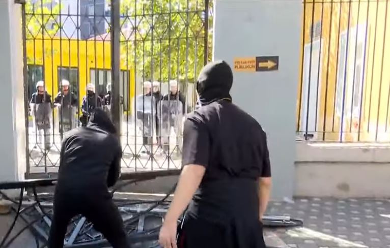 Përshkallëzohet protesta, studentët shkulin kangjellat para Ministrisë