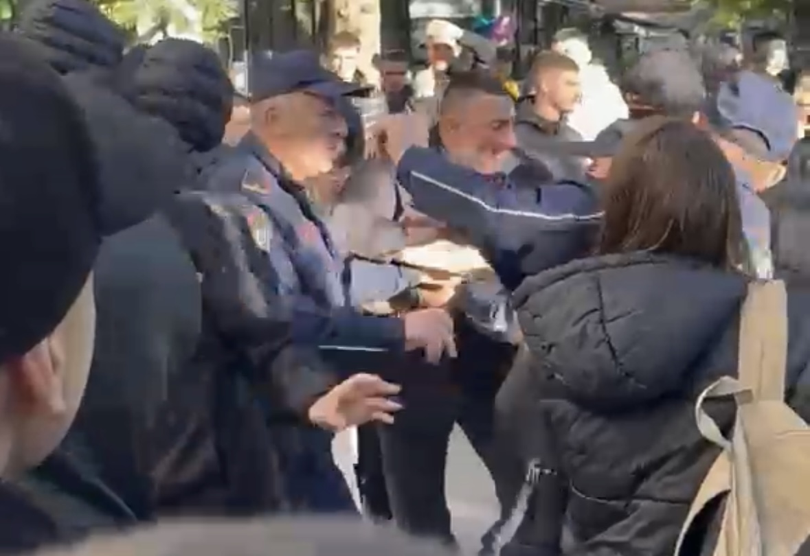 Përplasje mes nxënësve të “Petro Ninit” me policinë, nisin shoqërimet me dhunë