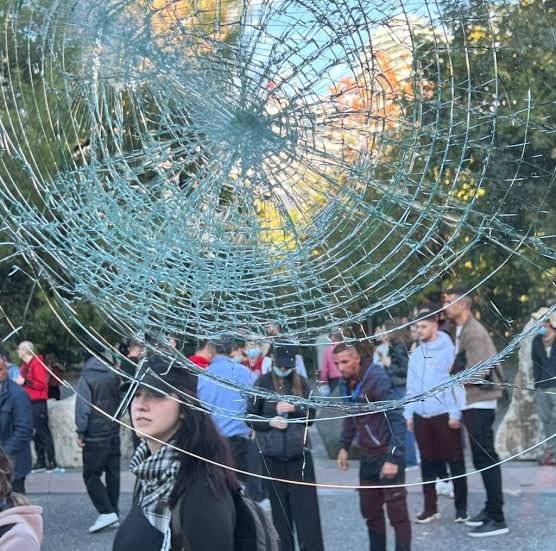 Protestat ndalin autobusët në Tiranë  dëmet llogariten në 2 milionë lekë
