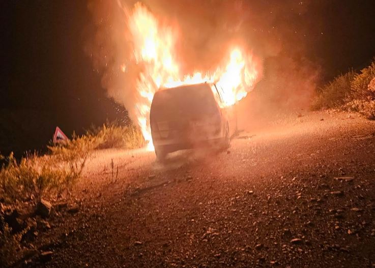 Qytetarët e shpëtuan nga flakët që përfshinë makinën, ndërron jetë në spital 37-vjeçari