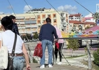 Gruaja tenton të hidhet në lumin Gjanica, dy qytetarë i shpëtojnë jetën në kohë