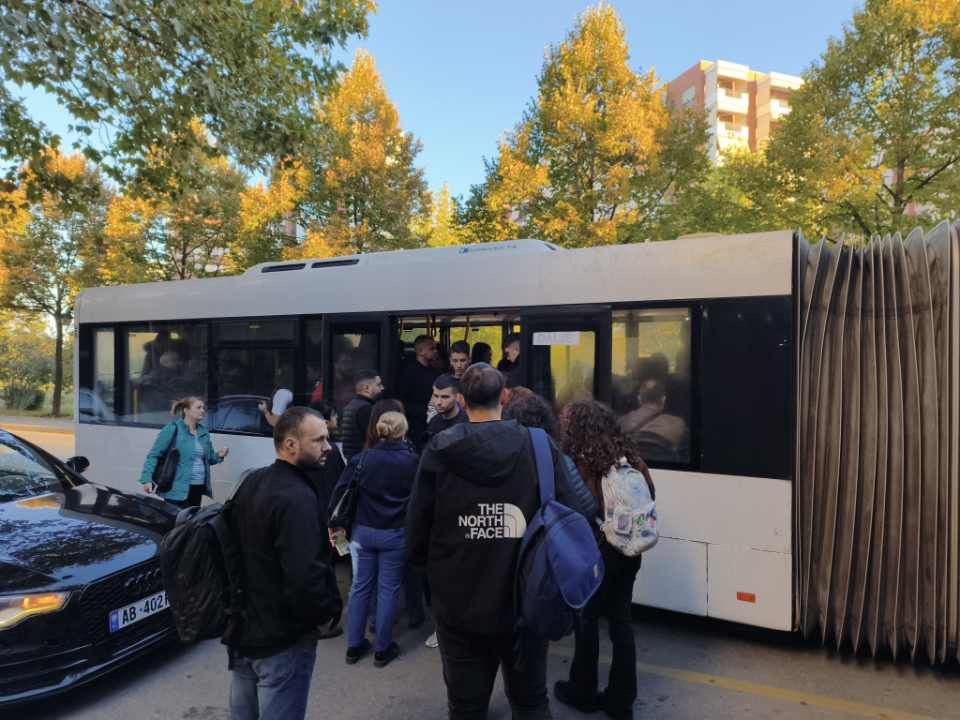 Kaos në linjën “Tirana e Re”: Autobusët reduktohen dhe tejmbushen, qytetarët mbeten në stacione