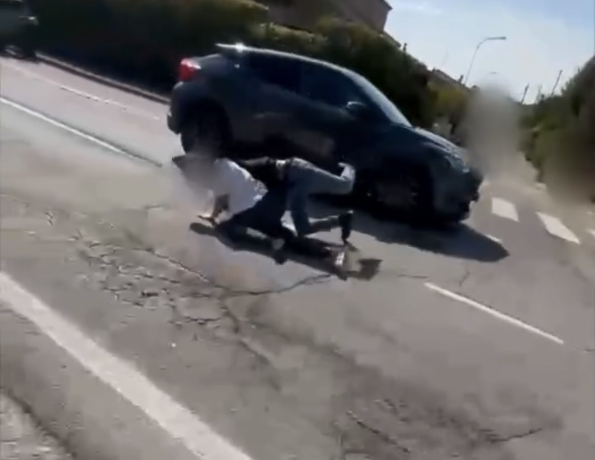 Nxënësit shqiptarë rrihen në derë të shkollës, përfundojnë mes makinave