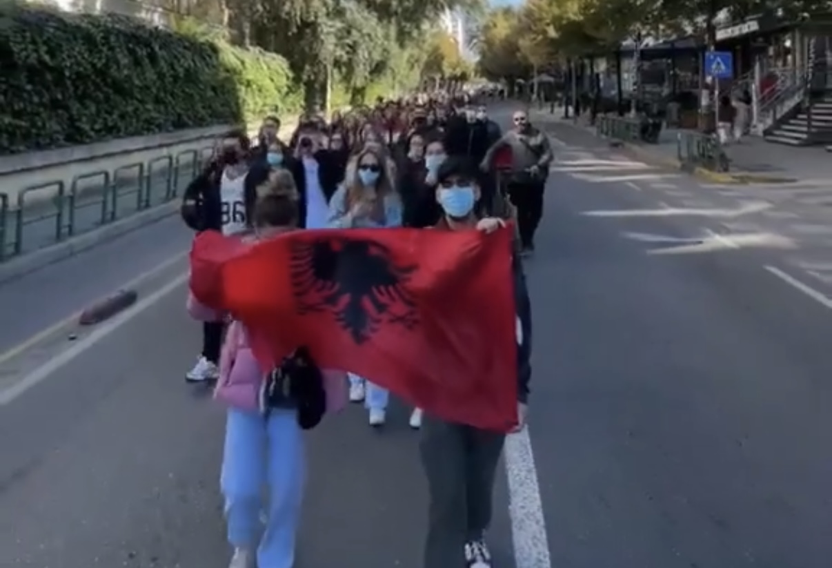 Studentët e Mjekësisë nisin të parët protestën, marshojnë drejt Ministrisë së Arsimit