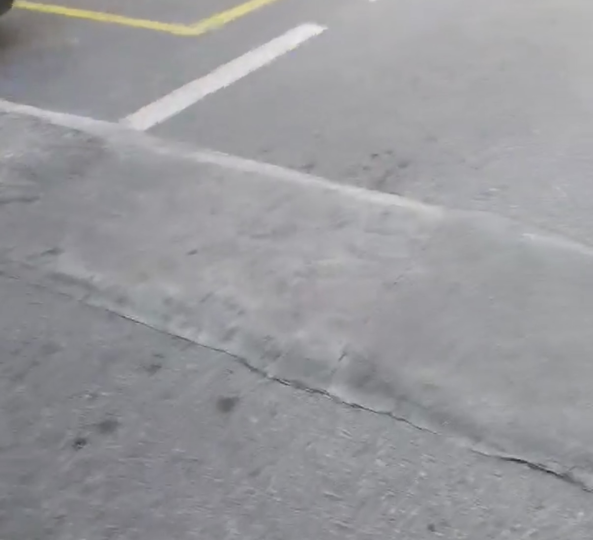 Dy pengesa betoni në asfalt po dëmtojnë makinat, kush i ka vendosur te Shkëmbi i Kavajës?