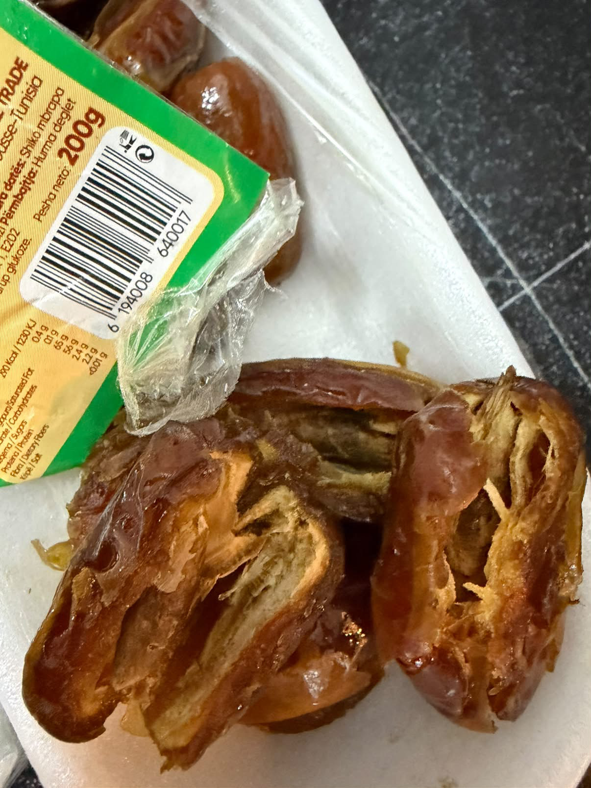 “Bleva hurma të thata, dolën me larva brenda”/ Qytetarja denoncon produktin e blerë në Big Market