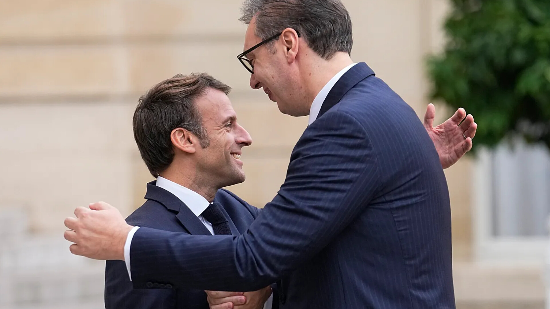 Misetic ngre pikëpyetje: Si mund ta dinte Macron 6 ditë më herët se Thaçi do të dënohej rëndë?