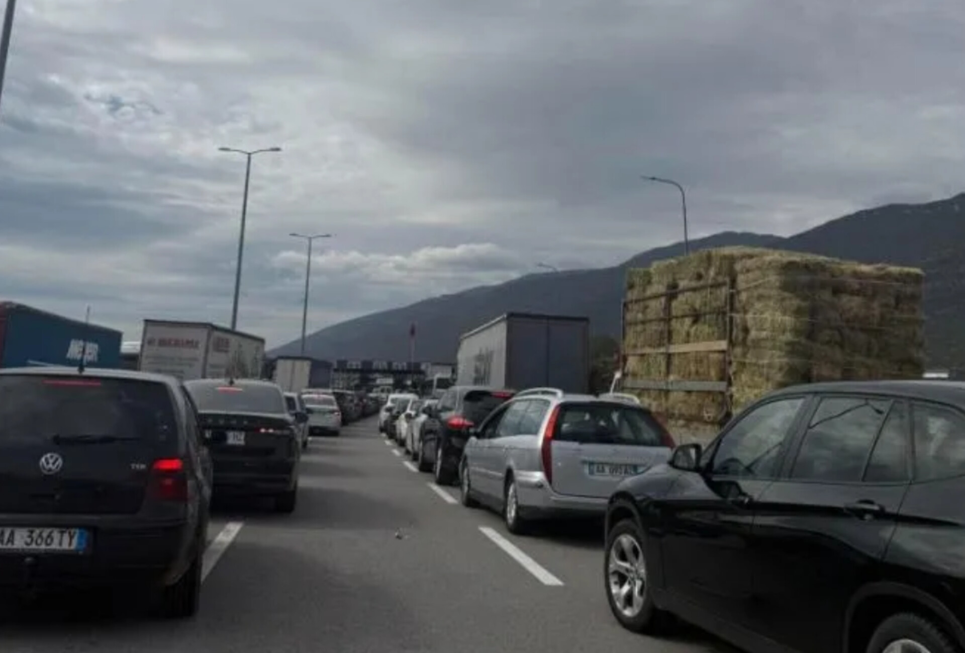 Frikë nga ardhja e kosovarëve për t’iu bashkuar protestave në Shqipëri? Kontrolle të shtuara dhe kolona të gjata në kufi