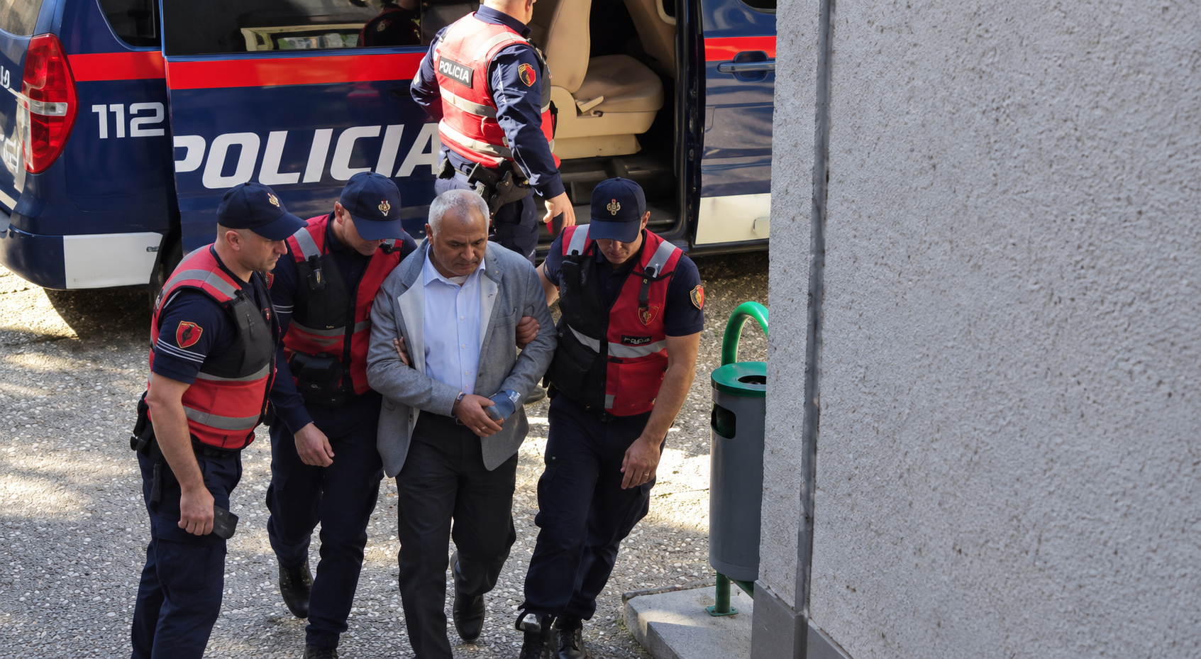 I qeshur, mësuesi që flirtonte me nxënësen del para gjykatës