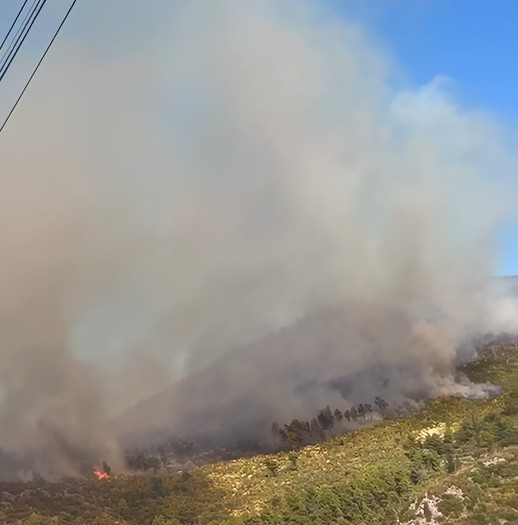 Manatia në flakë që prej mbrëmjes së djeshme  zjarri ende jashtë kontrollit