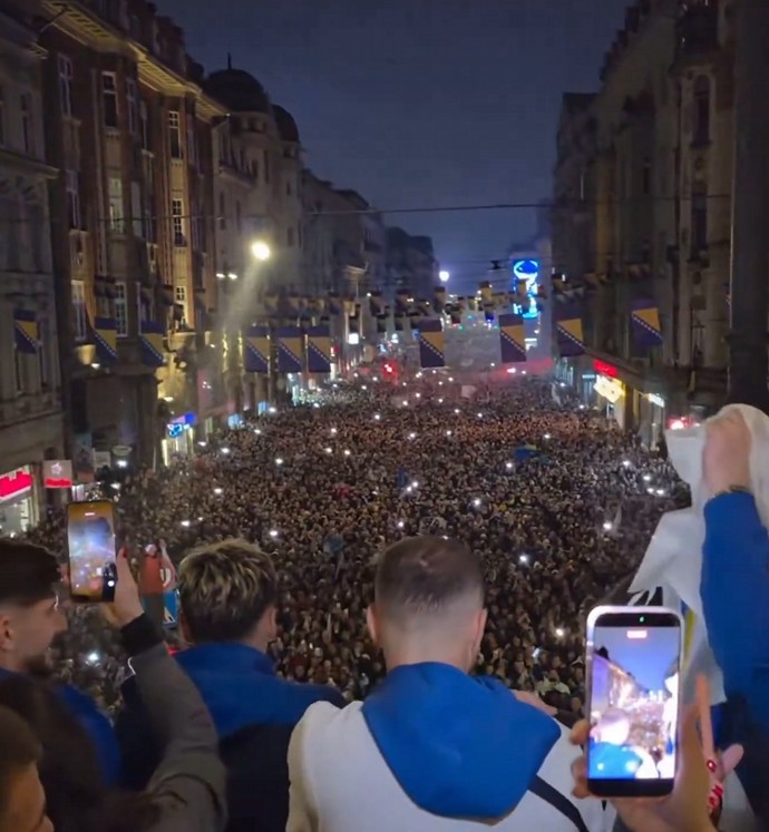 Boshnjakët nderojnë Dzekon, “Diamanti” i dha lamtumirën Kombëtares