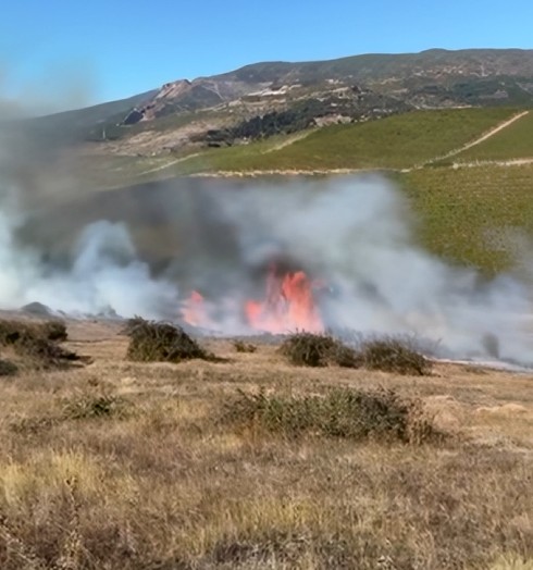 Zjarri i madh alarmon një fshat në Prrenjas, zjarrfikësja mbetet pa ujë