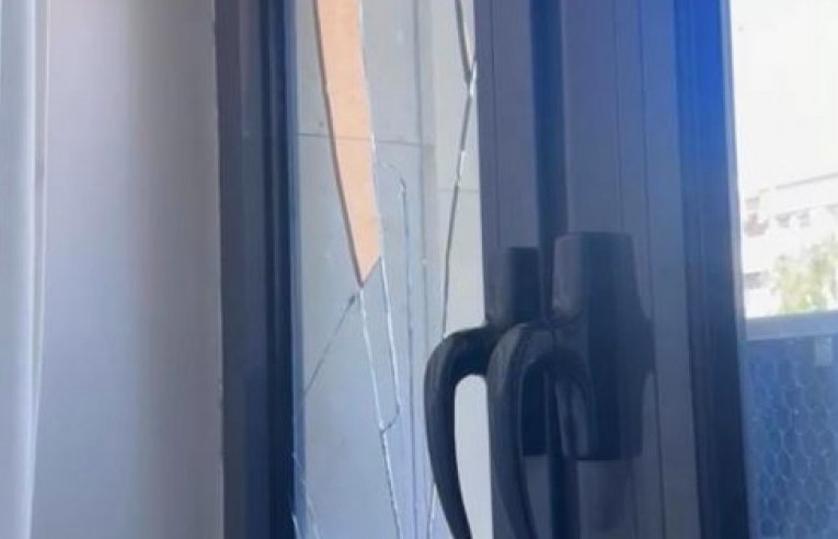 Tensione në Prishtinë/ Thyhen xhamat e Kuvendit, protestuesit kalojnë rrethojat dhe tentojnë të futen brenda
