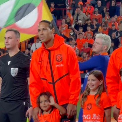 Van Dijk feston 100 ndeshje me Holandën  del në fushë dorë për dore me të birin