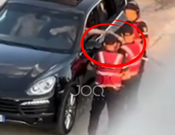 Sarandë  Porsche Cayenne rrethohet nga policët  qytetari ngre dyshime për marrje ryshfeti