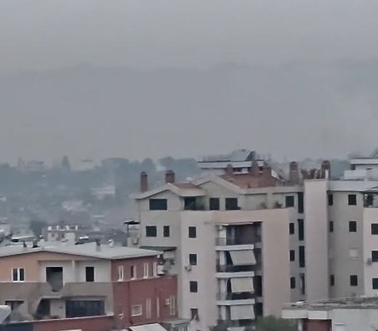 Qielli gri mbi Tiranë/ Smogu mbulon pallatet dhe zhduk horizontin
