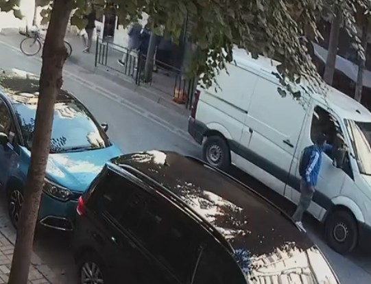 I riu me kapele vjedh telefonin brenda furgonit, pronari: Ktheje mrapsht
