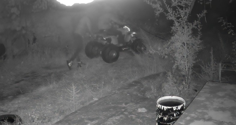 Hajdutët hyn në shtëpinë e qytetarit dhe i vjedhin motorin