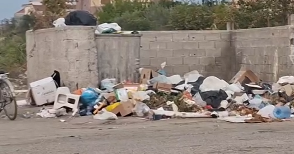 “Era e qelbur na mbyti”/ Mbeturinat pushtojnë Rrugën Drenica në Durrës