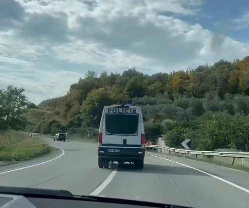 Policia e Kenos s’pyet për rregulla qarkullimi, kthehet në burim aksidenti për shoferët