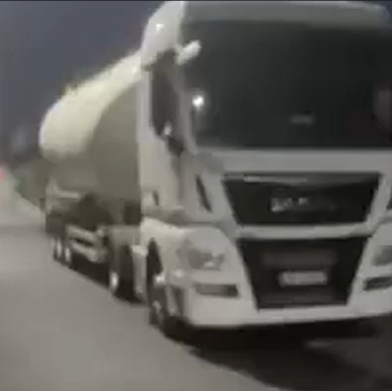 “Nuk kalojnë dot as fëmijët”/ Kamionët dhe trailerët zënë trotuaret në Paskuqan