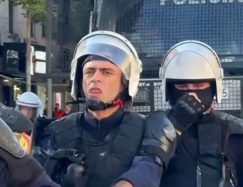 Polici i FNSH nxinë me shkop gome të renë