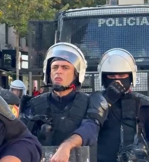 Polici i FNSH nxinë me shkop gome të renë