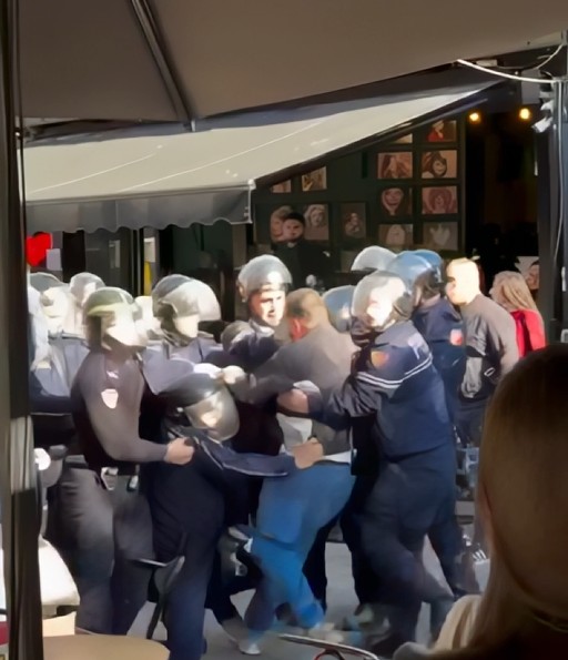 Policia tregon forcën në protestë: 10 efektivë me shkopinj gome rrethojnë një qytetar