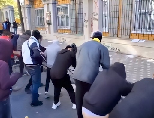 Ndizet protesta para Ministrisë së Arsimit, studentët shkulin kangjellat dhe godasin xhamat me gurë