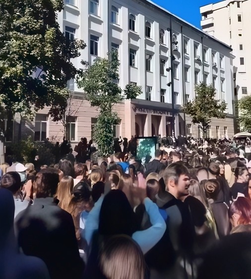 Studentët thyejnë derën e FSHN dhe i bashkohen protestës