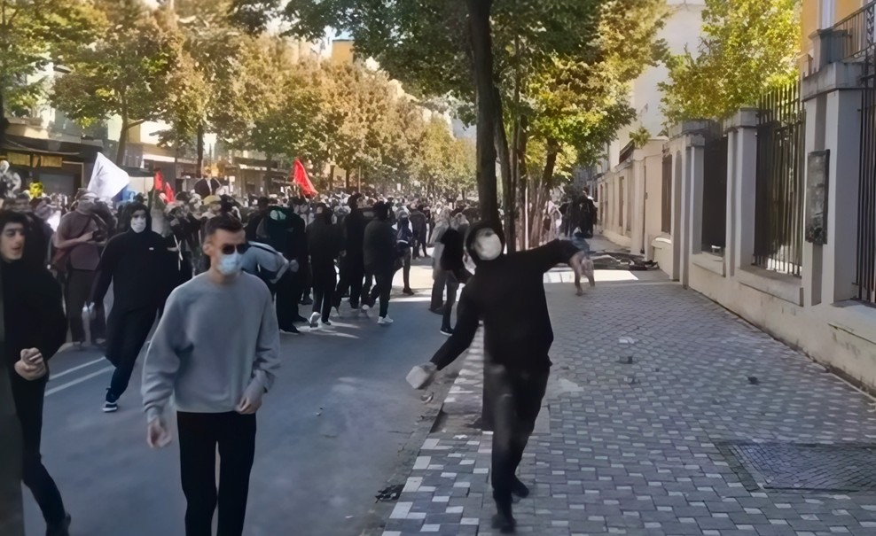 Rritet tensioni: Protestuesit godasin me gurë Ministrinë e Arsimit