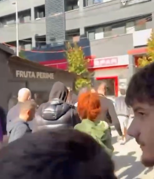 Studentët largojnë deputetët e PD nga protesta