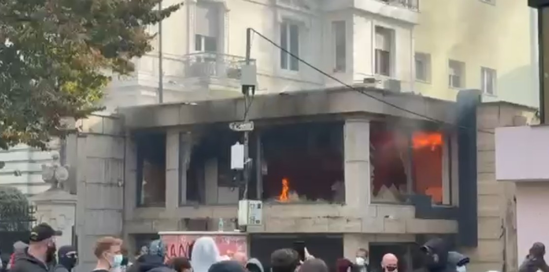 Protestuesit i vënë flakën filialit të Iute Credit