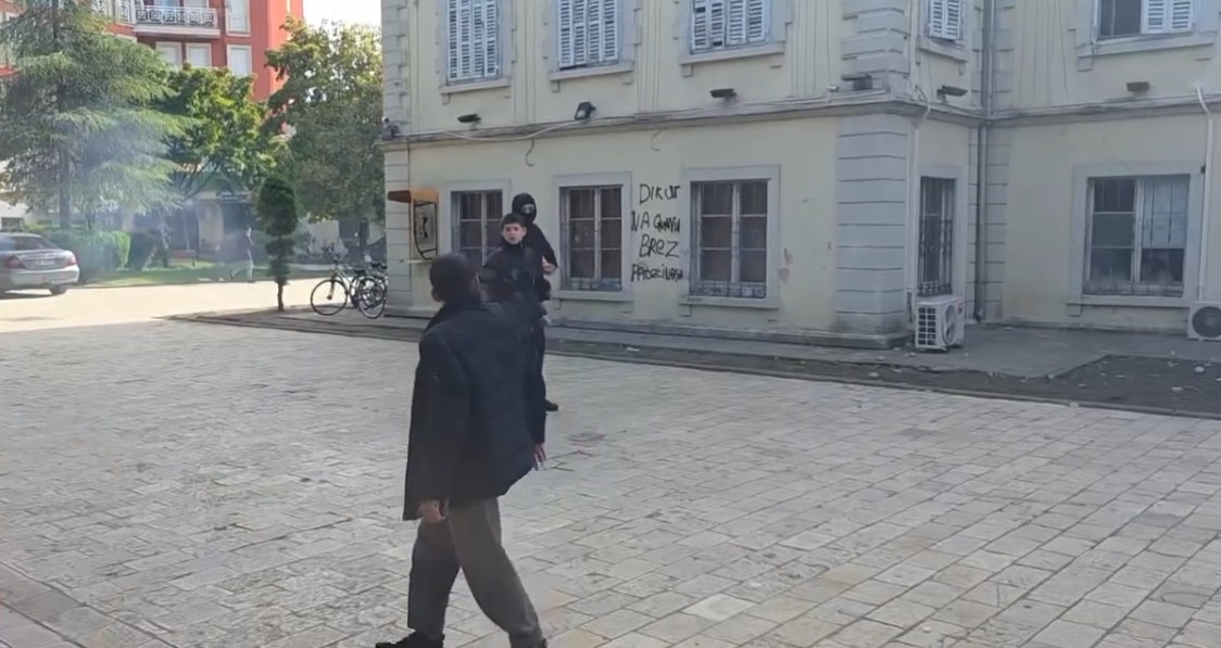 Plas revolta dhe në Shkodër, thyhen xhamat e Bashkisë