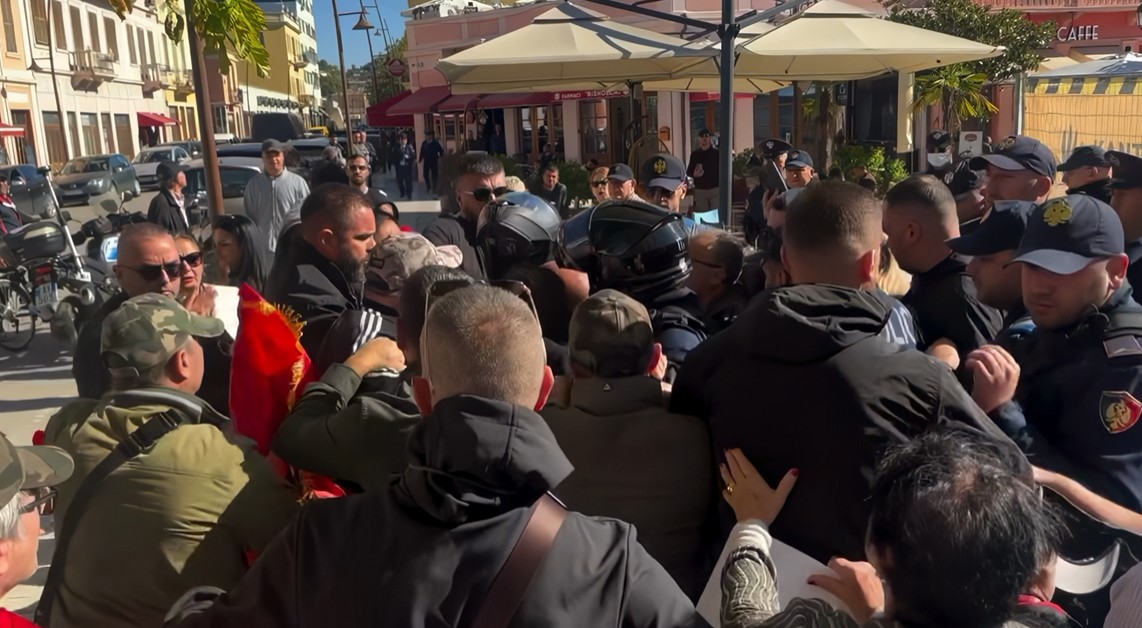 Protestuesit tentojnë të hyjnë në Muzeun Hebraik, përplasen me policinë