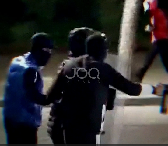Ndërrohen rolet  të rinjtë marrin mburojet e policisë dhe imitojnë efektivët