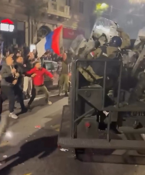 Pas humbjes së Vuçiç, serbët godasin forcat e sigurisë