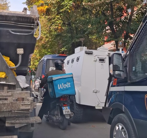 Civili maskohet si motoristi i Wolt dhe shkon te blindi i RENEA-s