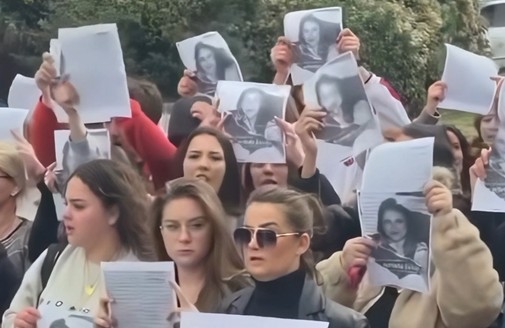 “Edhe sa Arlinda?”, të rinjtë protestojnë para gjykatës në Pejë për vrasjen e 49-vjeçares