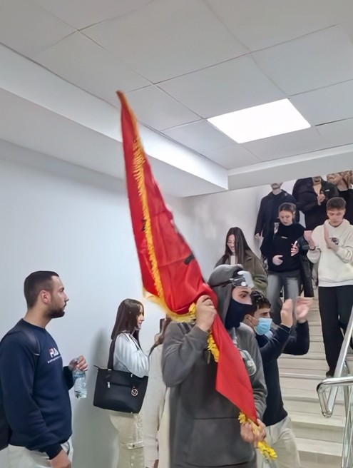 Pas Ekonomikut  studentët futen në Fakultetin e Drejtësisë dhe ndërpresin mësimin