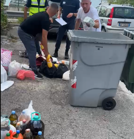 “Na hedhin ushqimet dhe pakot në plehra”/ Emigrantët denoncojnë bllokimin e dërgesave në doganën e Ankonës, gjobat deri në 12 mijë euro